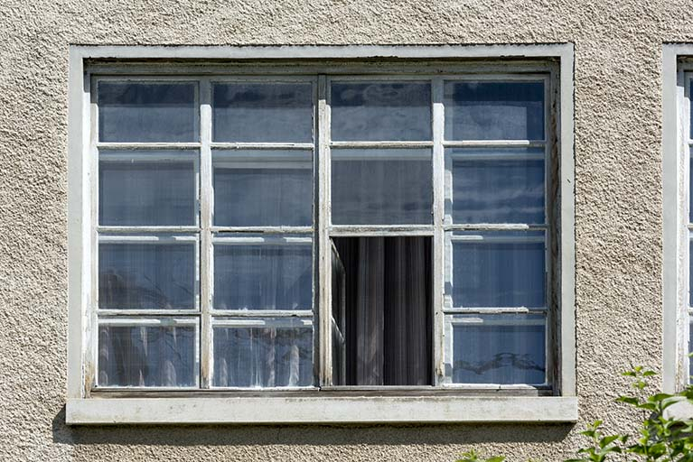 Façade sud : fenêtre d'atelier. © Sonia Dourlot / Région Bourgogne-Franche-Comté, Inventaire du patrimoine - 2016