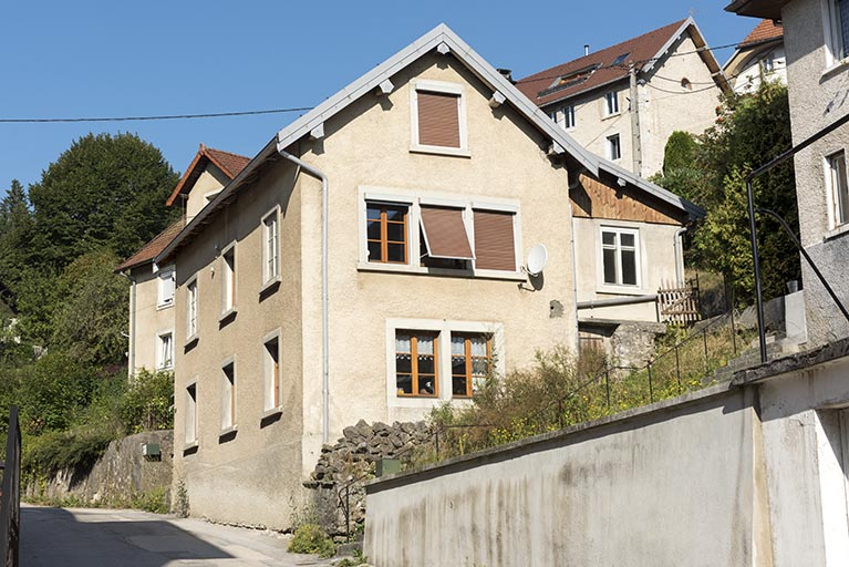 Façades antérieure et latérale droite. © Sonia Dourlot / Région Bourgogne-Franche-Comté, Inventaire du patrimoine - 2016 Façades antérieure et latérale droite. © Sonia Dourlot / Région Bourgogne-Franche-Comté, Inventaire du patrimoine - 2016