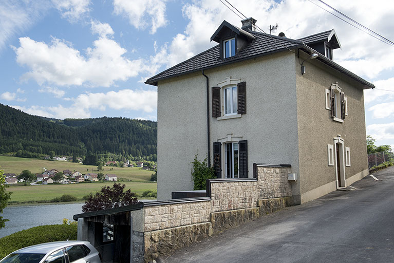 Façades antérieure et latérale gauche. © Sonia Dourlot / Région Bourgogne-Franche-Comté, Inventaire du patrimoine - 2016 Façades antérieure et latérale gauche. © Sonia Dourlot / Région Bourgogne-Franche-Comté, Inventaire du patrimoine - 2016
