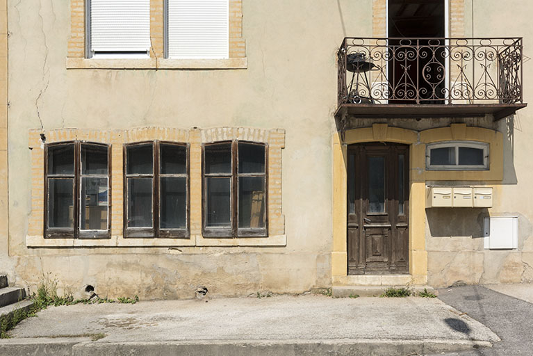 Façade antérieure : fenêtres multiples à l'étage de soubassement. © Sonia Dourlot / Région Bourgogne-Franche-Comté, Inventaire du patrimoine - 2016 Façade antérieure : fenêtres multiples à l'étage de soubassement. © Sonia Dourlot / Région Bourgogne-Franche-Comté, Inventaire du patrimoine - 2016