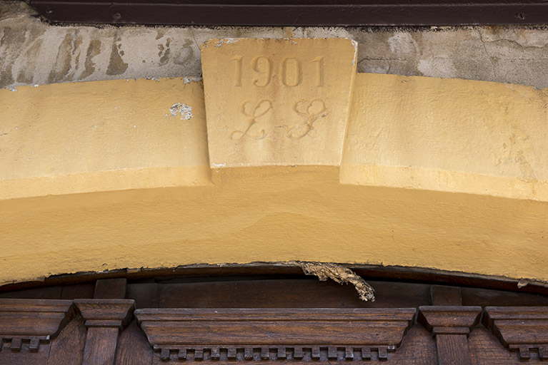 Façade antérieure : date et initiales sur le linteau de la porte. © Sonia Dourlot / Région Bourgogne-Franche-Comté, Inventaire du patrimoine - 2016 Façade antérieure : date et initiales sur le linteau de la porte. © Sonia Dourlot / Région Bourgogne-Franche-Comté, Inventaire du patrimoine - 2016