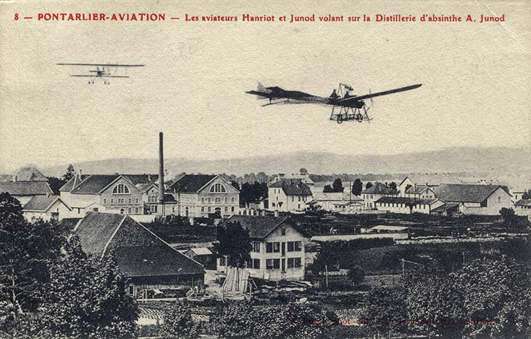 Pontarlier-Aviation - Les aviateurs Hanriot et Junod volant sur la Distillerie d'absinthe A. Junod, carte postale, s.d. [début 20e siècle]. © Gilbert Poinsot / Région Bourgogne-Franche-Comté, Inventaire du patrimoine - 2016