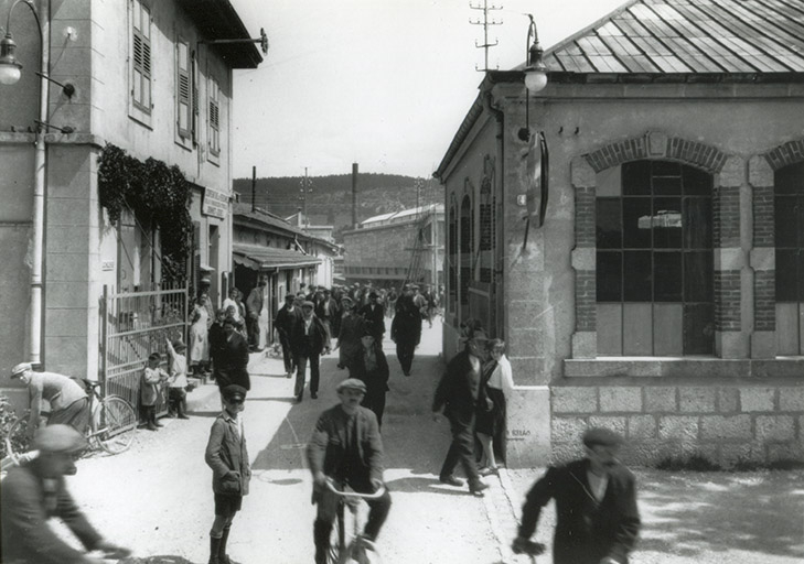Sortie d'usine, phot. Stainacre, s.d. [début 20e siècle]. © Stainacre / Région Bourgogne-Franche-Comté, Inventaire du patrimoine - 2016