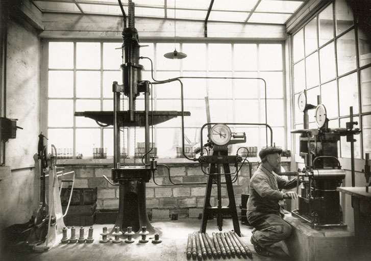 Laboratoire de métrologie (contrôle des pièces), phot. Stainacre, s.d. [début 20e siècle]. © Stainacre / Région Bourgogne-Franche-Comté, Inventaire du patrimoine - 2016
