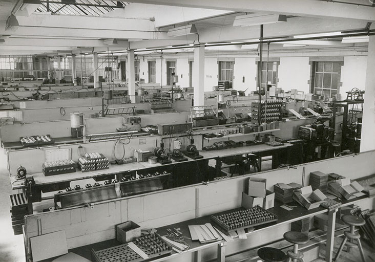 Hall de montage, vers 1965.  © Raphaël Favereaux / Région Bourgogne-Franche-Comté, Inventaire du patrimoine - 2016 Hall de montage, vers 1965.  © Raphaël Favereaux / Région Bourgogne-Franche-Comté, Inventaire du patrimoine - 2016