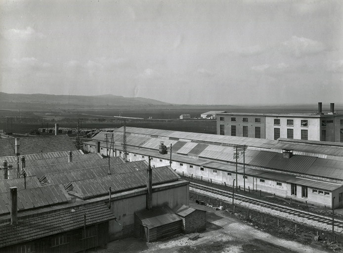 Usine Gurtner au premier plan (Isorel au-delà de la voie ferrée), s.d. [milieu 20e siècle]. © Raphaël Favereaux / Région Bourgogne-Franche-Comté, Inventaire du patrimoine - 2016