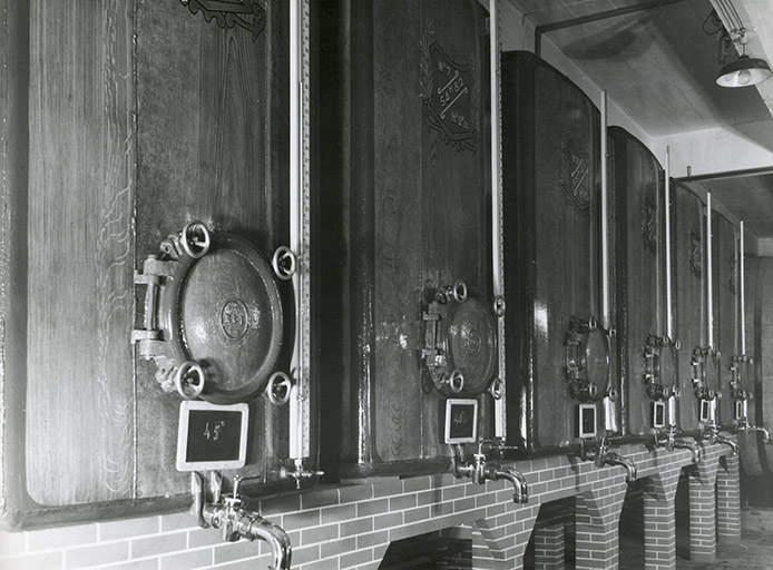 Cuves de stockage de l'apéritif anisé, photogr., s.d. [milieu 20e siècle]. © Stainacre / Région Bourgogne-Franche-Comté, Inventaire du patrimoine - 2016
