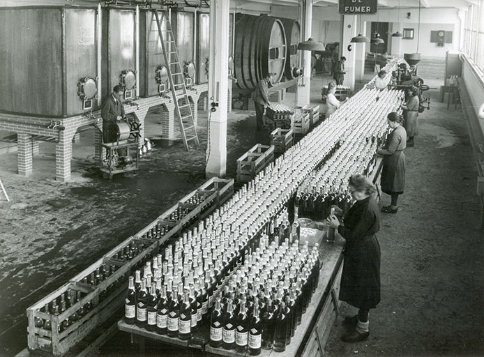 Vue plongeante dans un chai, photogr., s.d. [milieu 20e siècle]. © Stainacre / Région Bourgogne-Franche-Comté, Inventaire du patrimoine - 2016