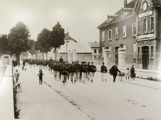 Passage de troupes devant la distillerie, photogr., s.d. [début 20e siècle]. © Stainacre / Région Bourgogne-Franche-Comté, Inventaire du patrimoine - 2016
