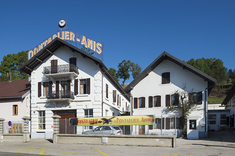 Bâtiment à usages divers (garage et entrepôt, logements, séchoir) et maison originelle (aujourd'hui occupée par les bureaux et un petit musée privé). © Jérôme Mongreville / Région Bourgogne-Franche-Comté, Inventaire du patrimoine - 2016