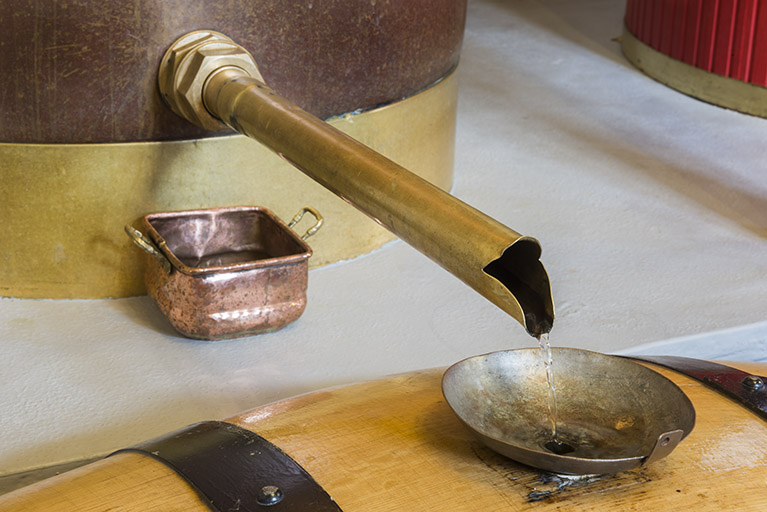 Distillat en sortie de l'alambic. © Jérôme Mongreville / Région Bourgogne-Franche-Comté, Inventaire du patrimoine - 2016
