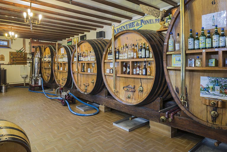 Intérieur du chai. Vieillissement en fûts de chêne. © Jérôme Mongreville / Région Bourgogne-Franche-Comté, Inventaire du patrimoine - 2016