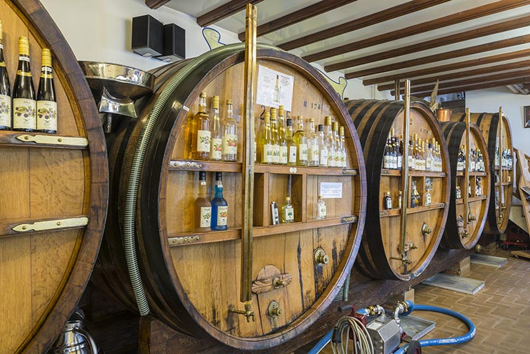 Alignement des foudres (contenance moyenne unitaire de 3000 litres). © Jérôme Mongreville / Région Bourgogne-Franche-Comté, Inventaire du patrimoine - 2016