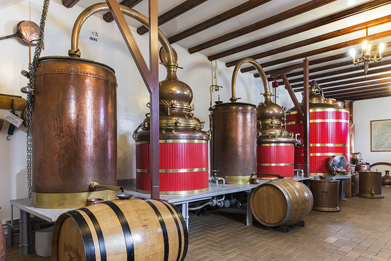 Salle de distillation. Vue d'ensemble. © Jérôme Mongreville / Région Bourgogne-Franche-Comté, Inventaire du patrimoine - 2016