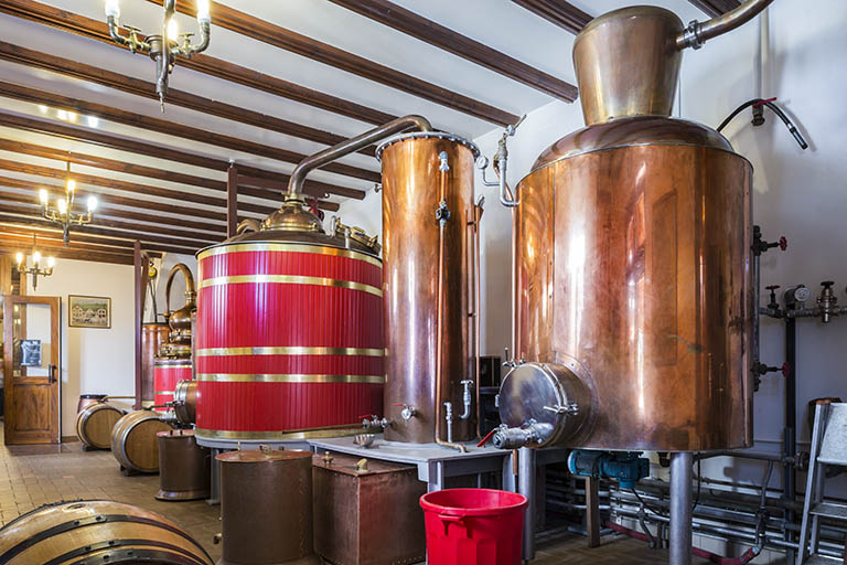 Alambics dans la salle de distillation. © Jérôme Mongreville / Région Bourgogne-Franche-Comté, Inventaire du patrimoine - 2016