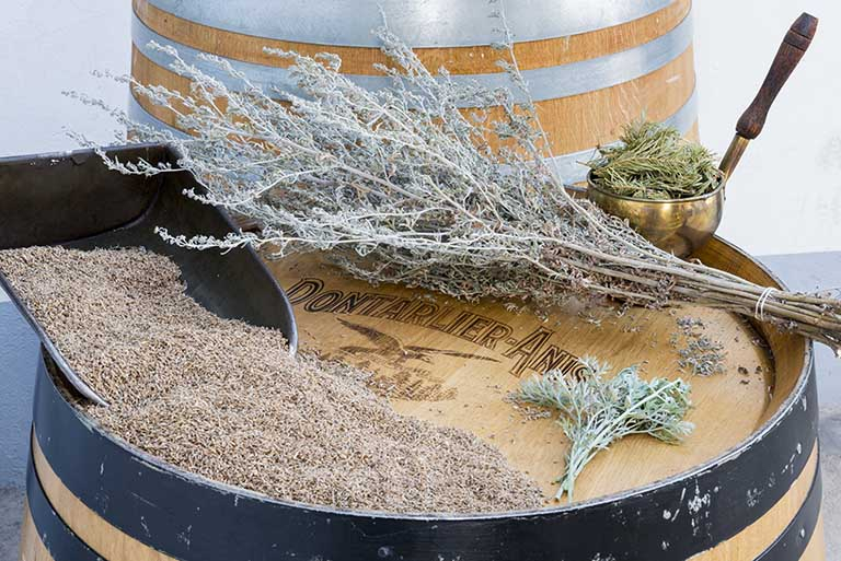 Echantillons de produits utilisés en distillation. © Jérôme Mongreville / Région Bourgogne-Franche-Comté, Inventaire du patrimoine - 2016