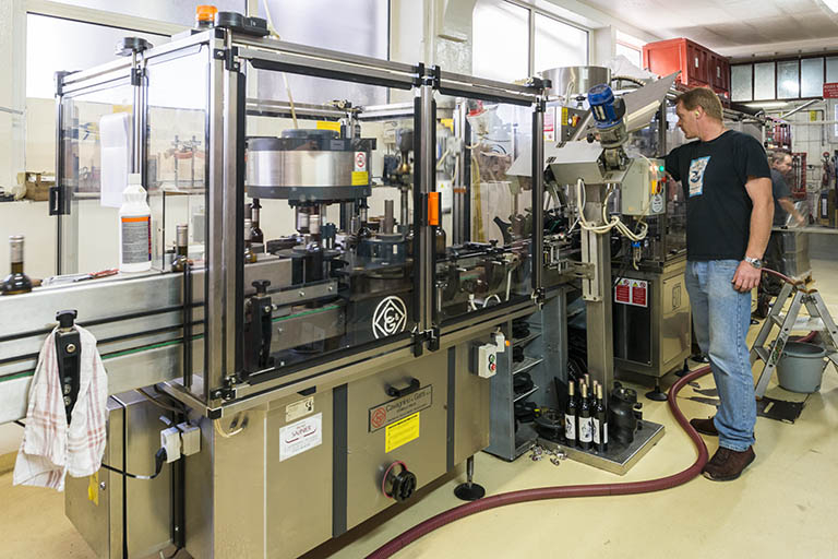 Unité de conditionnement (embouteillage, pose du bouchon et de la capsule, étiquetage). © Jérôme Mongreville / Région Bourgogne-Franche-Comté, Inventaire du patrimoine - 2016