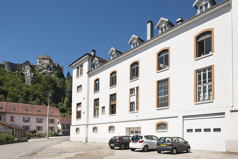 Façade postérieure vue de trois quarts droite. © Jérôme Mongreville / Région Bourgogne-Franche-Comté, Inventaire du patrimoine - 2016