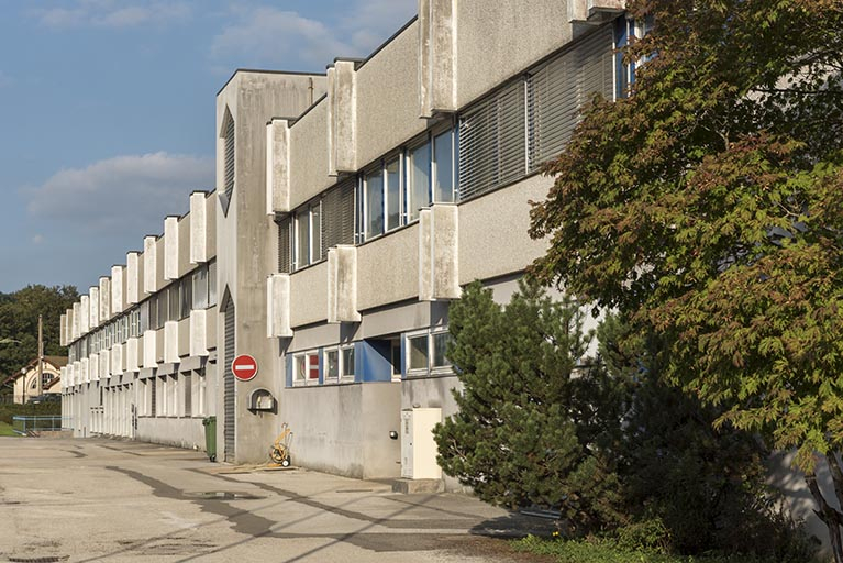 Façade ouest vue en enfilade, avec au premier-plan l'atelier de 1970. © Sonia Dourlot / Région Bourgogne-Franche-Comté, Inventaire du patrimoine - 2016 Façade ouest vue en enfilade, avec au premier-plan l'atelier de 1970. © Sonia Dourlot / Région Bourgogne-Franche-Comté, Inventaire du patrimoine - 2016