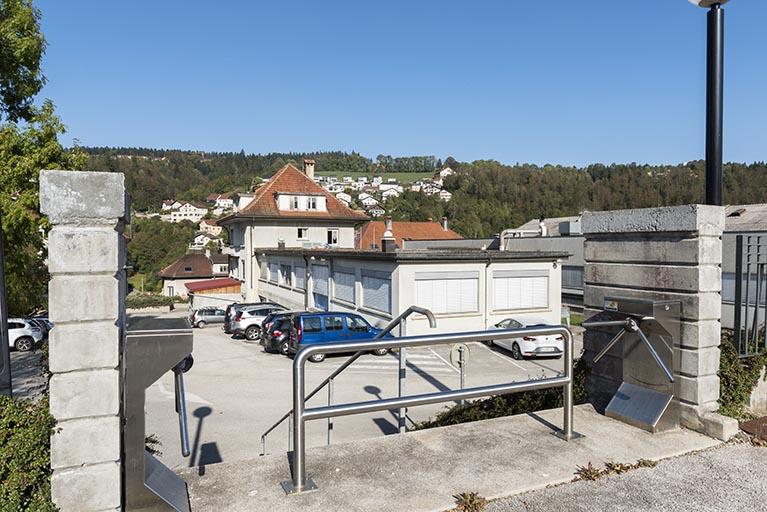Entrée piétonne sur la rue des Gentianes. © Sonia Dourlot / Région Bourgogne-Franche-Comté, Inventaire du patrimoine - 2016 Entrée piétonne sur la rue des Gentianes. © Sonia Dourlot / Région Bourgogne-Franche-Comté, Inventaire du patrimoine - 2016