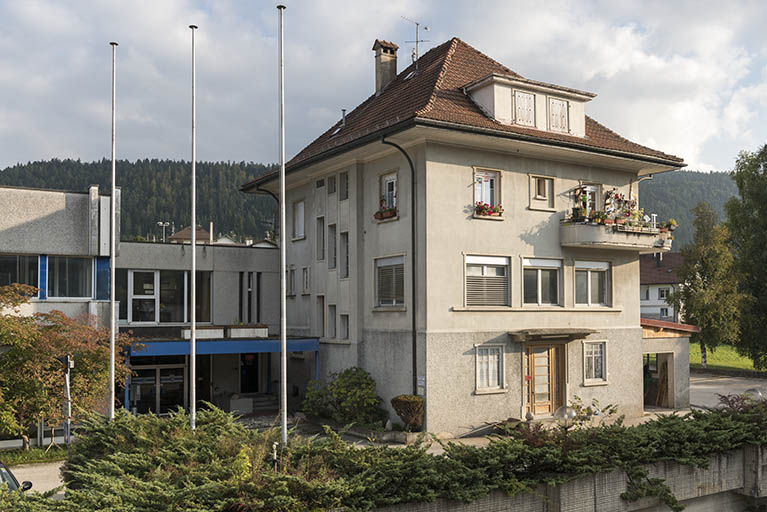Hall d'entrée de 1970 et logement-conciergerie d'origine. © Sonia Dourlot / Région Bourgogne-Franche-Comté, Inventaire du patrimoine - 2016 Hall d'entrée de 1970 et logement-conciergerie d'origine. © Sonia Dourlot / Région Bourgogne-Franche-Comté, Inventaire du patrimoine - 2016