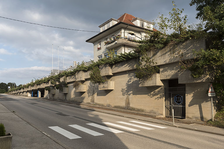 Inscription de l'usine dans la pente côté rue des Clos Rondot, à l'ouest. © Sonia Dourlot / Région Bourgogne-Franche-Comté, Inventaire du patrimoine - 2016 Inscription de l'usine dans la pente côté rue des Clos Rondot, à l'ouest. © Sonia Dourlot / Région Bourgogne-Franche-Comté, Inventaire du patrimoine - 2016