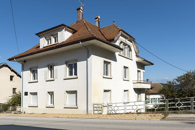 Façades antérieure et latérale droite. © Sonia Dourlot / Région Bourgogne-Franche-Comté, Inventaire du patrimoine - 2016 Façades antérieure et latérale droite. © Sonia Dourlot / Région Bourgogne-Franche-Comté, Inventaire du patrimoine - 2016