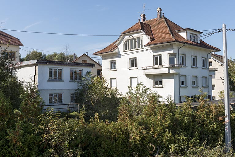 Vue d'ensemble depuis l'est (façades postérieure et latérale droite, et garage). © Sonia Dourlot / Région Bourgogne-Franche-Comté, Inventaire du patrimoine - 2016 Vue d'ensemble depuis l'est (façades postérieure et latérale droite, et garage). © Sonia Dourlot / Région Bourgogne-Franche-Comté, Inventaire du patrimoine - 2016