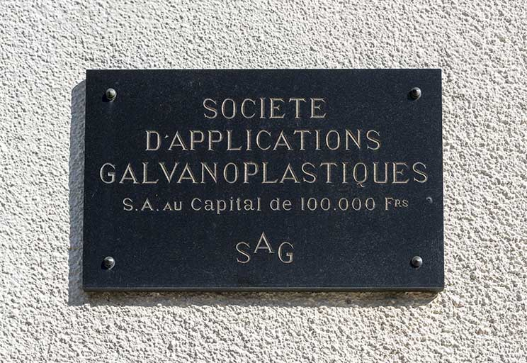 Plaque professionnelle de la Société d'Applications galvanoplastiques. © Sonia Dourlot / Région Bourgogne-Franche-Comté, Inventaire du patrimoine - 2016 Plaque professionnelle de la Société d'Applications galvanoplastiques. © Sonia Dourlot / Région Bourgogne-Franche-Comté, Inventaire du patrimoine - 2016
