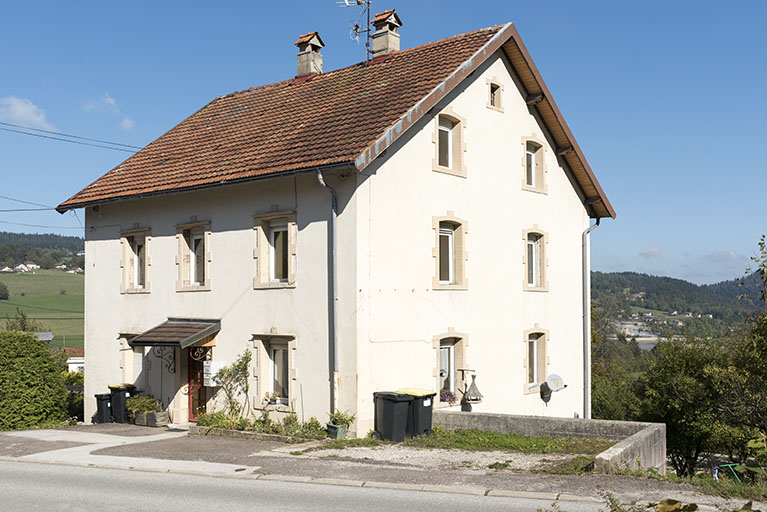 Façades antérieure et latérale droite. © Sonia Dourlot / Région Bourgogne-Franche-Comté, Inventaire du patrimoine - 2016 Façades antérieure et latérale droite. © Sonia Dourlot / Région Bourgogne-Franche-Comté, Inventaire du patrimoine - 2016