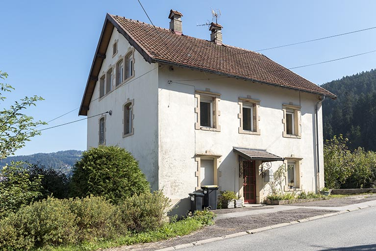 Façades antérieure et latérale gauche. Noter les baies horlogères à l'étage en surcroît. © Sonia Dourlot / Région Bourgogne-Franche-Comté, Inventaire du patrimoine - 2016 Façades antérieure et latérale gauche. Noter les baies horlogères à l'étage en surcroît. © Sonia Dourlot / Région Bourgogne-Franche-Comté, Inventaire du patrimoine - 2016