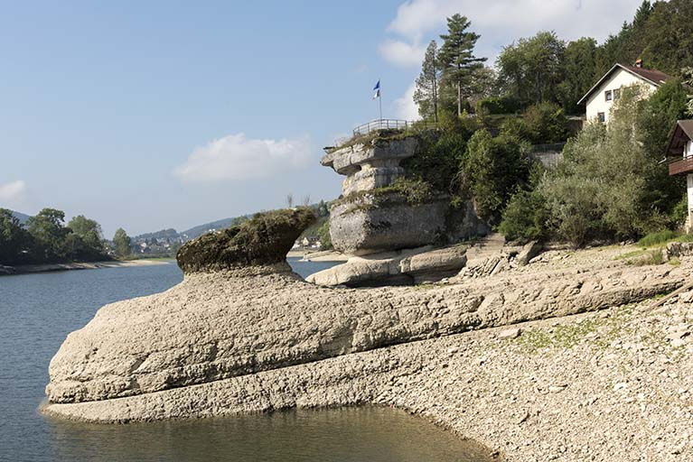 Vue d'ensemble, depuis le sud-est, avec les rochers d'Hercule et de la Casquette. © Sonia Dourlot / Région Bourgogne-Franche-Comté, Inventaire du patrimoine - 2016 Vue d'ensemble, depuis le sud-est, avec les rochers d'Hercule et de la Casquette. © Sonia Dourlot / Région Bourgogne-Franche-Comté, Inventaire du patrimoine - 2016