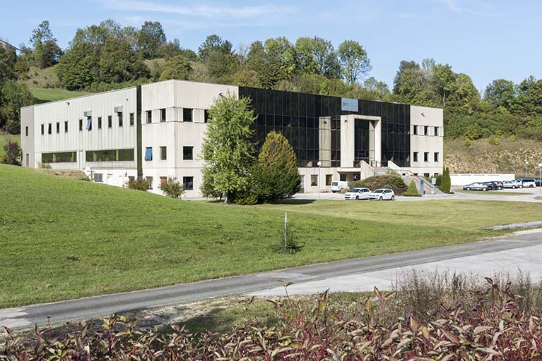 Vue d'ensemble, depuis le sud (façades antérieure et latérale gauche). © Sonia Dourlot / Région Bourgogne-Franche-Comté, Inventaire du patrimoine - 2016 Vue d'ensemble, depuis le sud (façades antérieure et latérale gauche). © Sonia Dourlot / Région Bourgogne-Franche-Comté, Inventaire du patrimoine - 2016