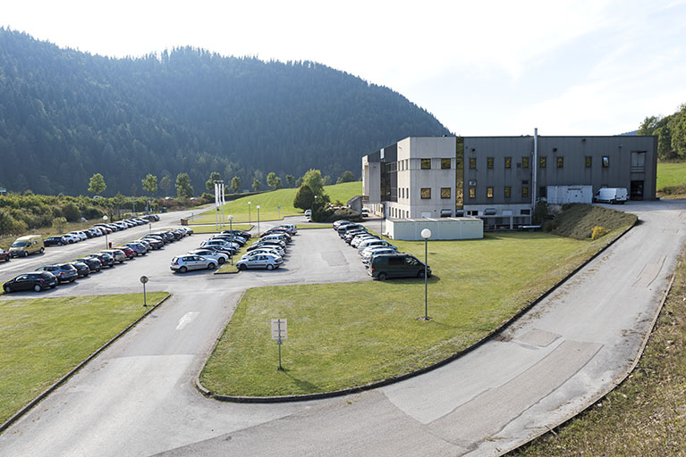 Façade latérale droite et stationnement. © Sonia Dourlot / Région Bourgogne-Franche-Comté, Inventaire du patrimoine - 2016 Façade latérale droite et stationnement. © Sonia Dourlot / Région Bourgogne-Franche-Comté, Inventaire du patrimoine - 2016