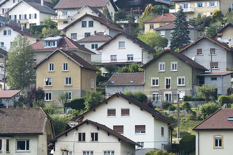 Vue d'ensemble des maisons de la rue de Curcol, depuis l'est (façade postérieure de la maison, de couleur beige). © Sonia Dourlot / Région Bourgogne-Franche-Comté, Inventaire du patrimoine - 2016 Vue d'ensemble des maisons de la rue de Curcol, depuis l'est (façade postérieure de la maison, de couleur beige). © Sonia Dourlot / Région Bourgogne-Franche-Comté, Inventaire du patrimoine - 2016