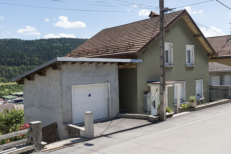 Façade antérieure, de trois quarts gauche. © Sonia Dourlot / Région Bourgogne-Franche-Comté, Inventaire du patrimoine - 2016 Façade antérieure, de trois quarts gauche. © Sonia Dourlot / Région Bourgogne-Franche-Comté, Inventaire du patrimoine - 2016