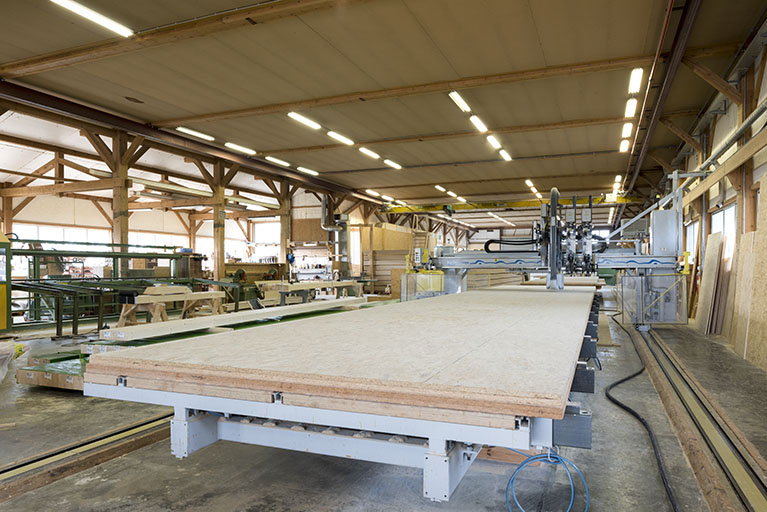 Nouveau site, atelier de fabrication : pont multifonctions à commandes numériques Weinmann WMS 150. © Sonia Dourlot / Région Bourgogne-Franche-Comté, Inventaire du patrimoine - 2016