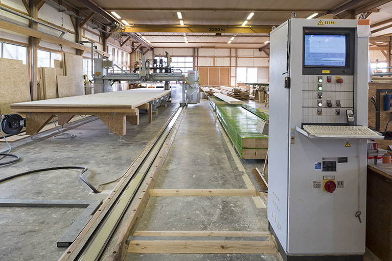 Nouveau site, atelier de fabrication : pont multifonctions à commandes numériques Weinmann WMS 150, côté pupitre de commandes. © Sonia Dourlot / Région Bourgogne-Franche-Comté, Inventaire du patrimoine - 2016