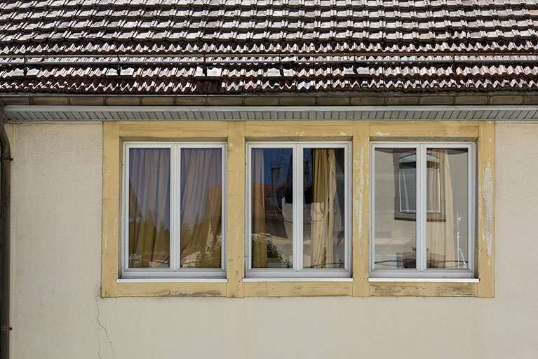 Bureau : fenêtres multiples sur la façade antérieure. © Sonia Dourlot / Région Bourgogne-Franche-Comté, Inventaire du patrimoine - 2016 Bureau : fenêtres multiples sur la façade antérieure. © Sonia Dourlot / Région Bourgogne-Franche-Comté, Inventaire du patrimoine - 2016