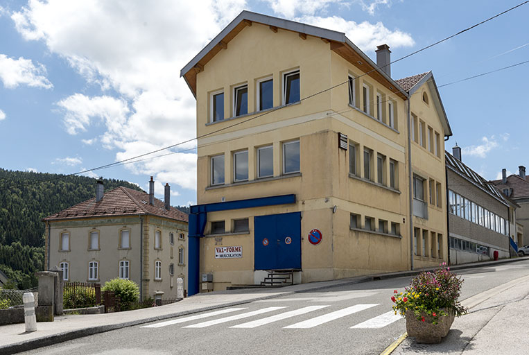 Usine : façade antérieure (rue Parrenin), de trois quarts gauche. © Sonia Dourlot / Région Bourgogne-Franche-Comté, Inventaire du patrimoine - 2016 Usine : façade antérieure (rue Parrenin), de trois quarts gauche. © Sonia Dourlot / Région Bourgogne-Franche-Comté, Inventaire du patrimoine - 2016