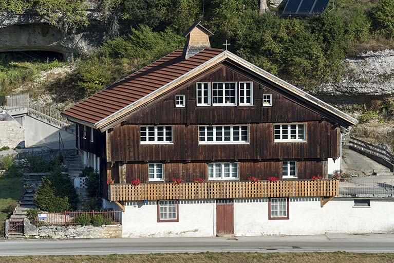 Façade antérieure, vue en plongée. © Sonia Dourlot / Région Bourgogne-Franche-Comté, Inventaire du patrimoine - 2016 Façade antérieure, vue en plongée. © Sonia Dourlot / Région Bourgogne-Franche-Comté, Inventaire du patrimoine - 2016