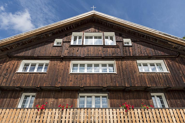 Façade antérieure, vue en contre-plongée. © Sonia Dourlot / Région Bourgogne-Franche-Comté, Inventaire du patrimoine - 2016 Façade antérieure, vue en contre-plongée. © Sonia Dourlot / Région Bourgogne-Franche-Comté, Inventaire du patrimoine - 2016