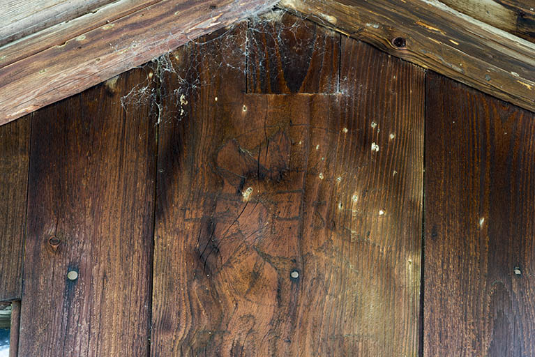 Façade postérieure : ostensoir-soleil associé au monogramme IHS. © Sonia Dourlot / Région Bourgogne-Franche-Comté, Inventaire du patrimoine - 2016 Façade postérieure : ostensoir-soleil associé au monogramme IHS. © Sonia Dourlot / Région Bourgogne-Franche-Comté, Inventaire du patrimoine - 2016
