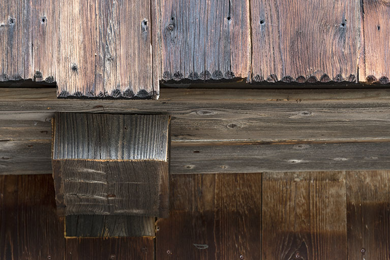 Extrémité des planches de la lambrichure. © Sonia Dourlot / Région Bourgogne-Franche-Comté, Inventaire du patrimoine - 2016 Extrémité des planches de la lambrichure. © Sonia Dourlot / Région Bourgogne-Franche-Comté, Inventaire du patrimoine - 2016