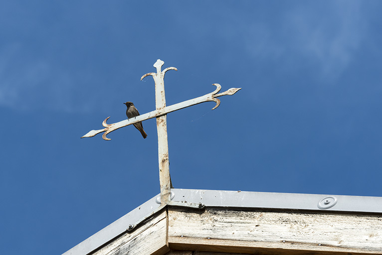 Croix métallique au faitage de la façade antérieure. © Sonia Dourlot / Région Bourgogne-Franche-Comté, Inventaire du patrimoine - 2016 Croix métallique au faitage de la façade antérieure. © Sonia Dourlot / Région Bourgogne-Franche-Comté, Inventaire du patrimoine - 2016