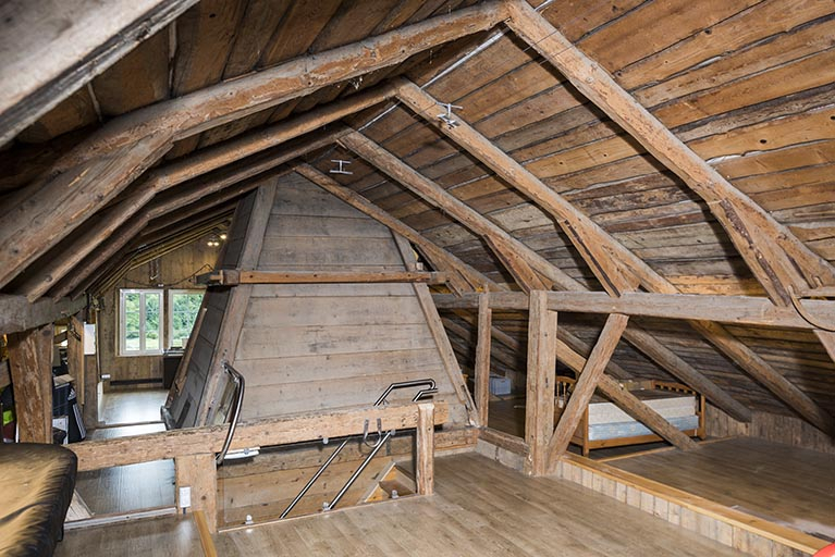 Etage en surcroît : charpente et tué. © Sonia Dourlot / Région Bourgogne-Franche-Comté, Inventaire du patrimoine - 2016 Etage en surcroît : charpente et tué. © Sonia Dourlot / Région Bourgogne-Franche-Comté, Inventaire du patrimoine - 2016
