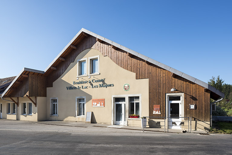 Façade antérieure, de trois quarts droite. © Sonia Dourlot / Région Bourgogne-Franche-Comté, Inventaire du patrimoine - 2016