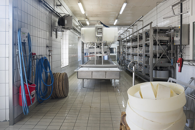 Atelier de fabrication : banc de soutirage et installation de pressage. © Sonia Dourlot / Région Bourgogne-Franche-Comté, Inventaire du patrimoine - 2016