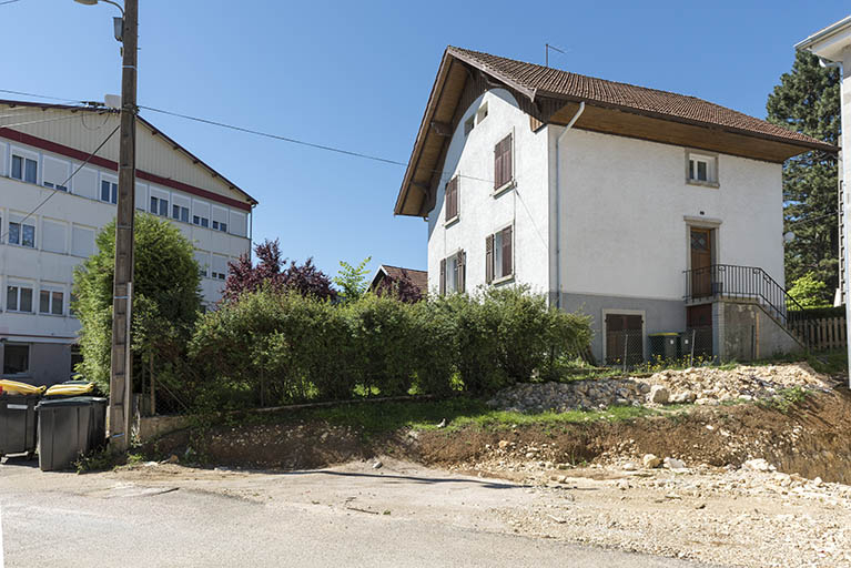 Vue d'ensemble, depuis le nord : usine à gauche, maison à droite. © Sonia Dourlot / Région Bourgogne-Franche-Comté, Inventaire du patrimoine - 2016 Vue d'ensemble, depuis le nord : usine à gauche, maison à droite. © Sonia Dourlot / Région Bourgogne-Franche-Comté, Inventaire du patrimoine - 2016