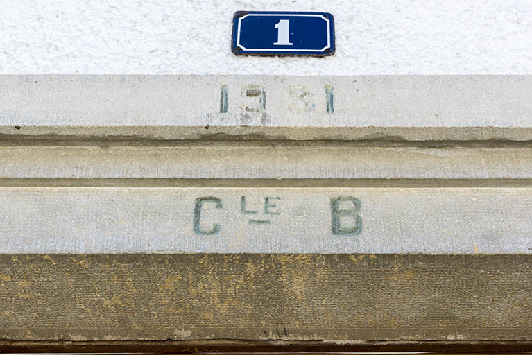 Maison : date et intiales sur le linteau de la porte de la façade latérale gauche. © Sonia Dourlot / Région Bourgogne-Franche-Comté, Inventaire du patrimoine - 2016 Maison : date et intiales sur le linteau de la porte de la façade latérale gauche. © Sonia Dourlot / Région Bourgogne-Franche-Comté, Inventaire du patrimoine - 2016